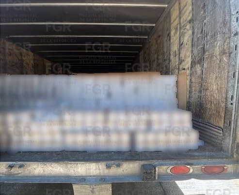 Aseguran tractocamión con 80 mil latas