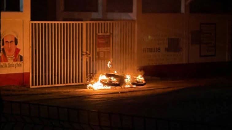 Hallan mensaje de amenaza y moto incendiada ante escuela en Jalpa de Méndez
