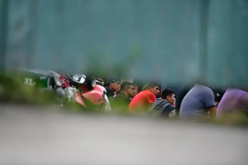 Rescatan cerca de 250 migrantes de caja de tráiler en corralón de Xalapa