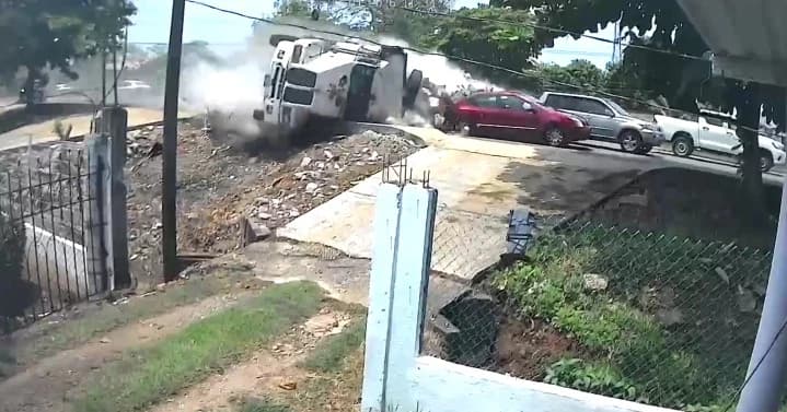 Aparatoso siniestro deja 7 vehículos afectados y 4 heridos, culpan a retén policiaco