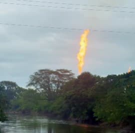 Denuncia MC que mecheros de Pemex siguen operando en Tabasco