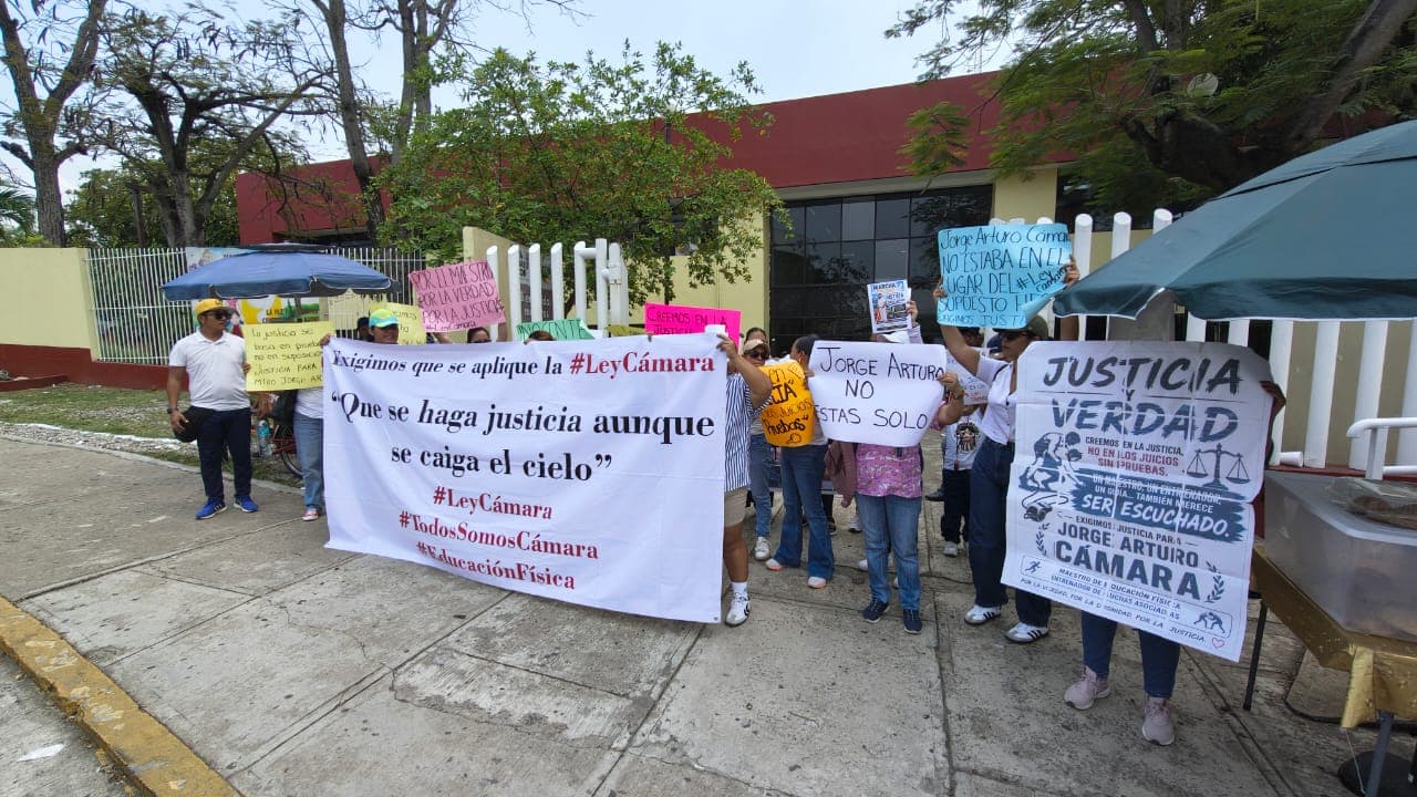 Exigen maestros a SETAB intervenir en caso de docente detenido