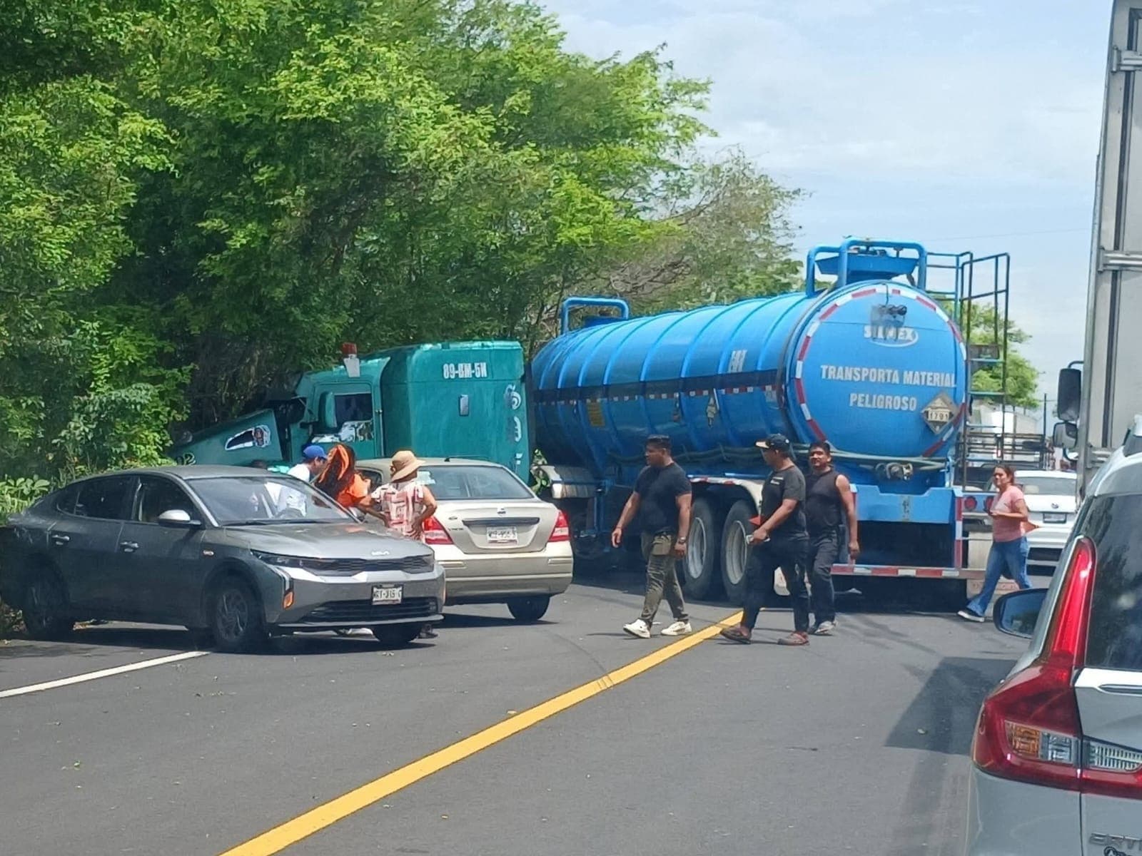 Chocan 4 vehículos en la Villahermosa - Frontera; entre ellos una pipa con material peligroso