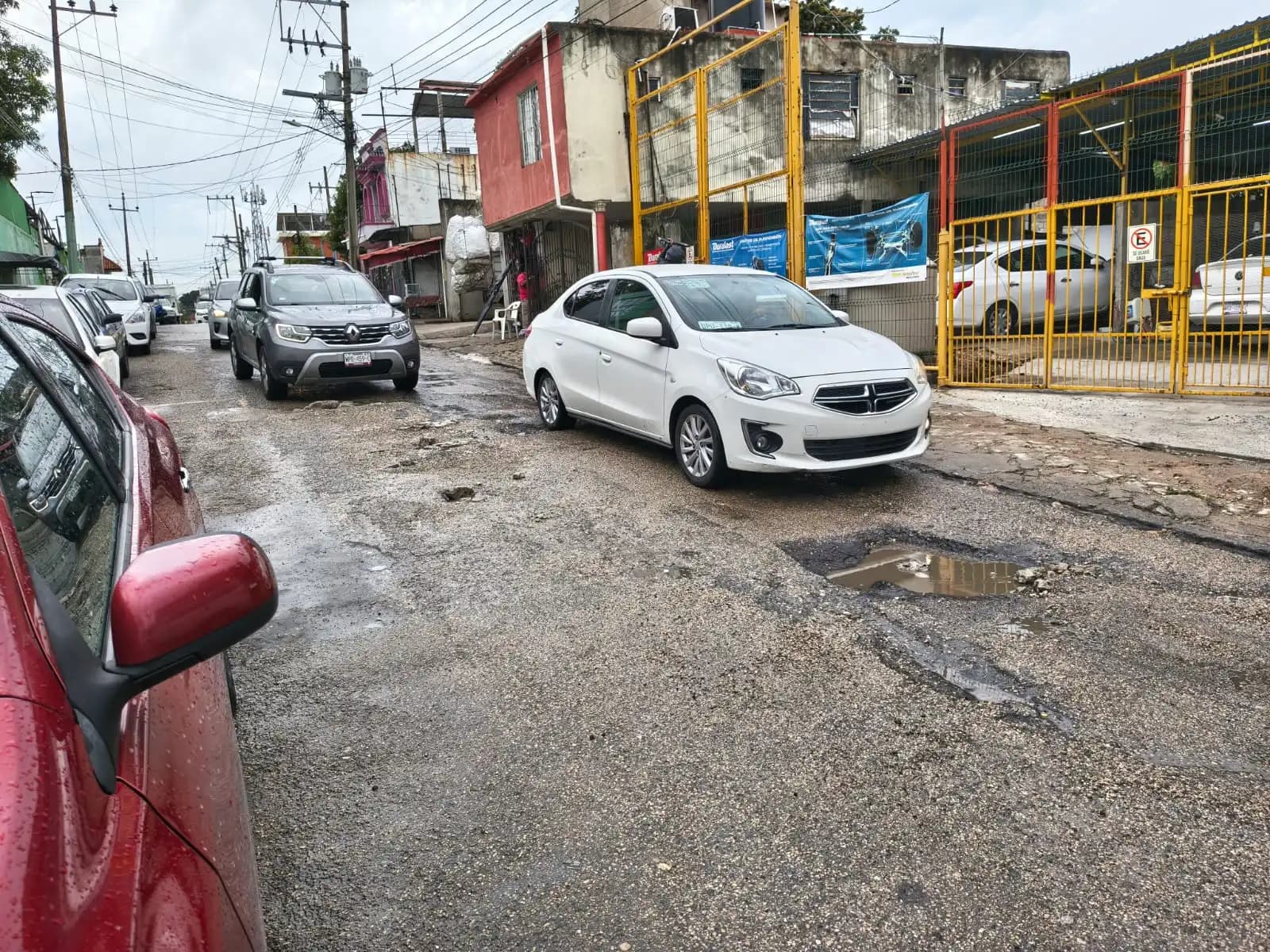 Cumplen cuatro meses baches en calle de Atasta