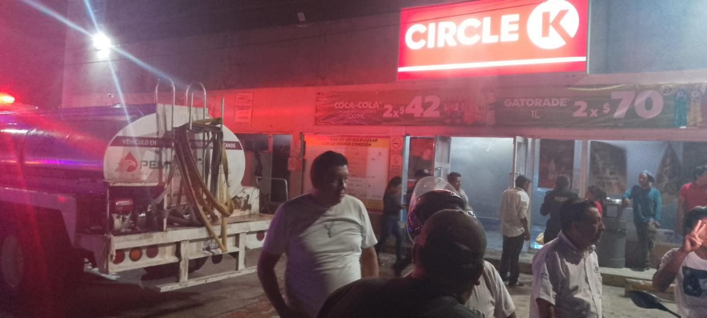 Queman tienda y siembran caos con ponchallantas en la carretera federal en Cárdenas