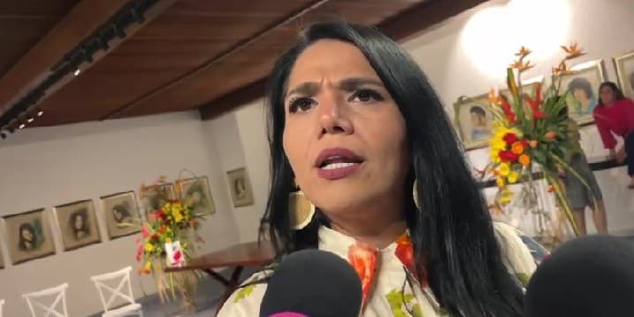 No descartan prohibir porras en desfile de embajadoras