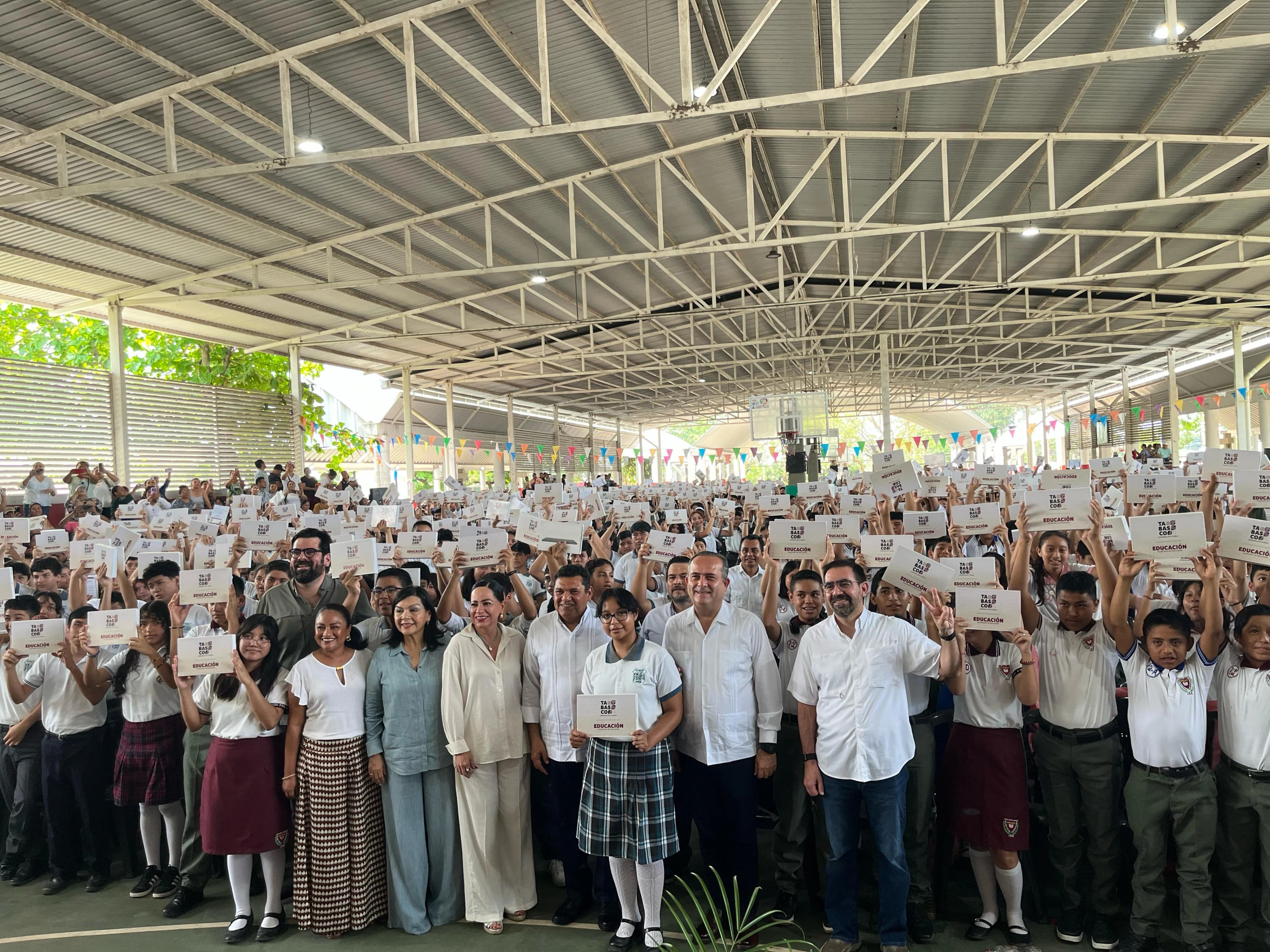 Equipan a estudiantes con tabletas electrónicas
