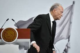 Renuncia Gertz a FGR tras amago de destitución