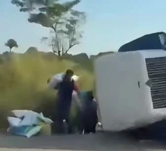 Saquean tráiler de maíz pese a conductor herido y presencia policial