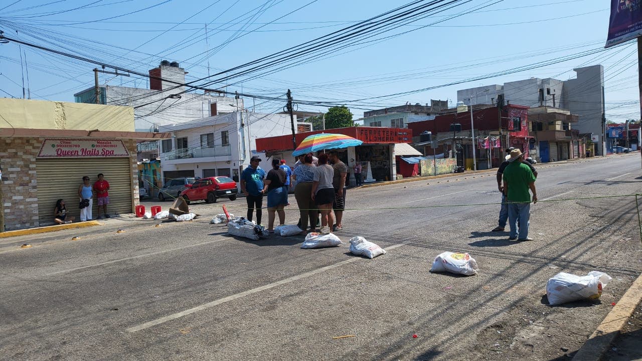 Bloquean habitantes de Gil y Saénz Avenida Méndez por falta de energía eléctrica