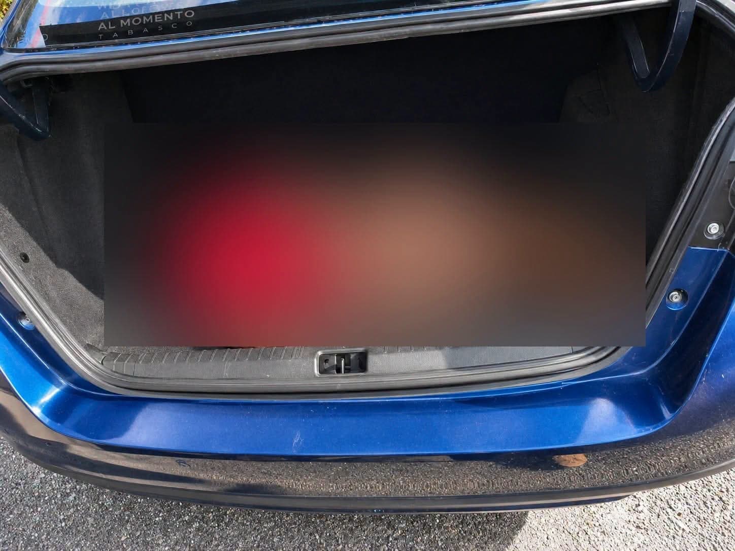 Encuentran a un hombre ejecutado y amordazado en la cajuela de un auto