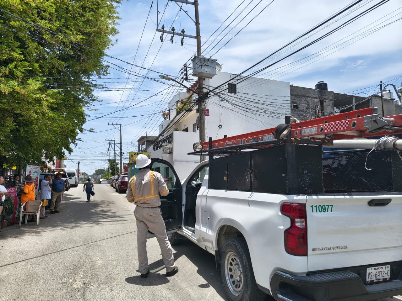 Por falta de energía eléctrica bloquean calle en Tamulté de las Barrancas