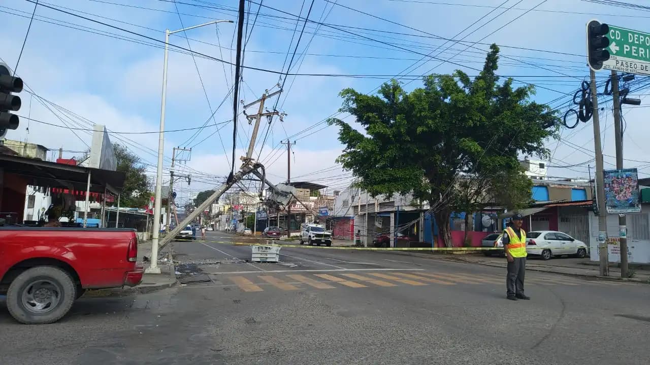Colapso de poste deja a cientos de viviendas más de 20 horas sin luz