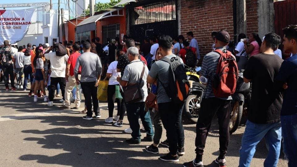 Migrantes saturan oficinas del INM en Tapachula