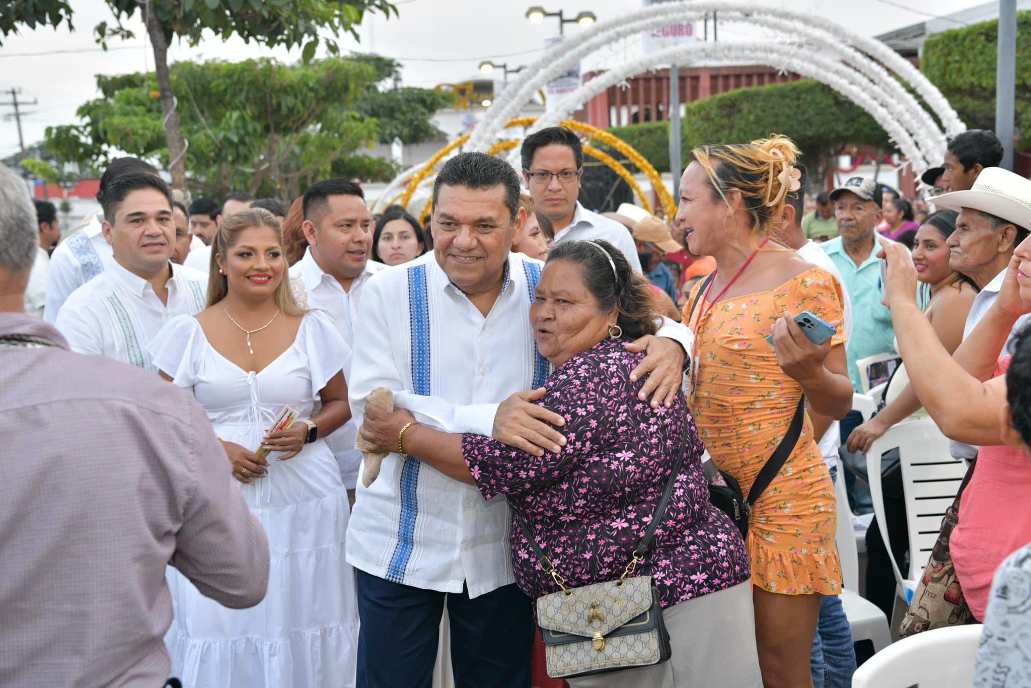 "Rateros y delincuentes no tienen el nivel", responde May a detractores por deuda