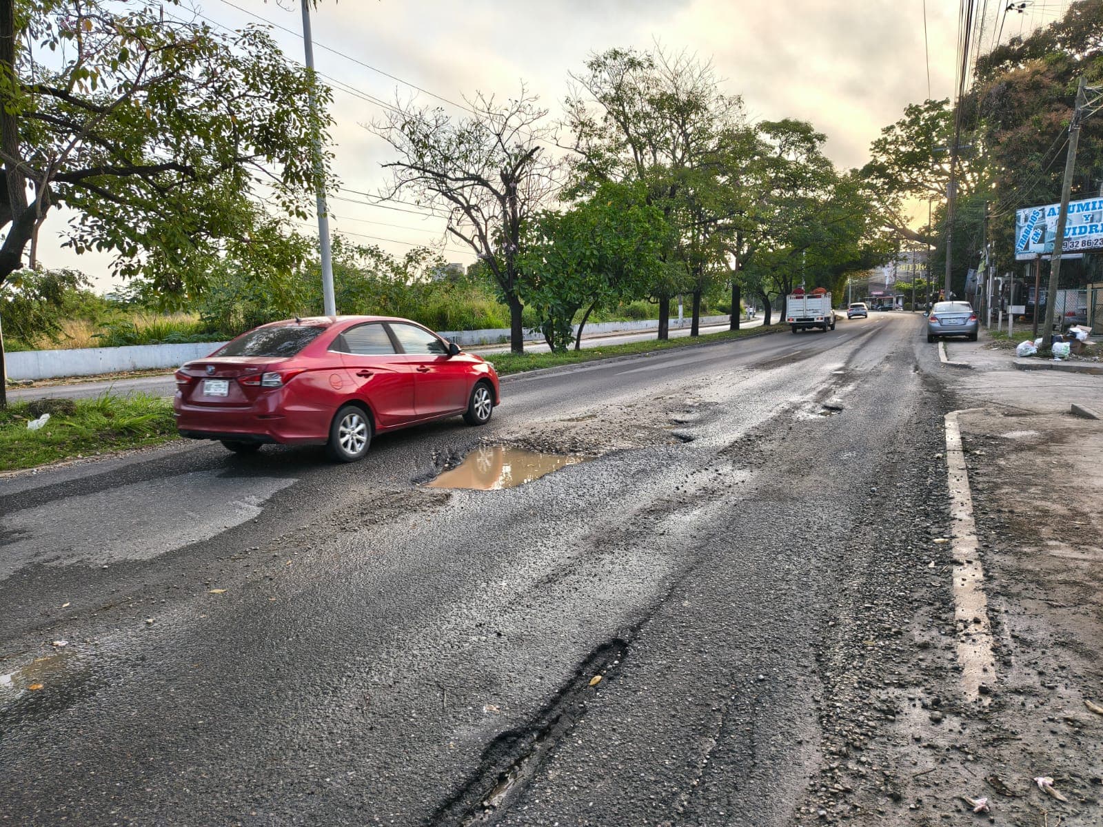 Peligran automovilistas por megabache en Periférico de Villahermosa