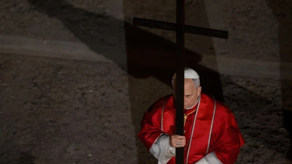 Papa León XIV retoma cargar la cruz en viacrucis