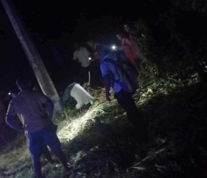 Motociclista termina grave tras impactar contra poste