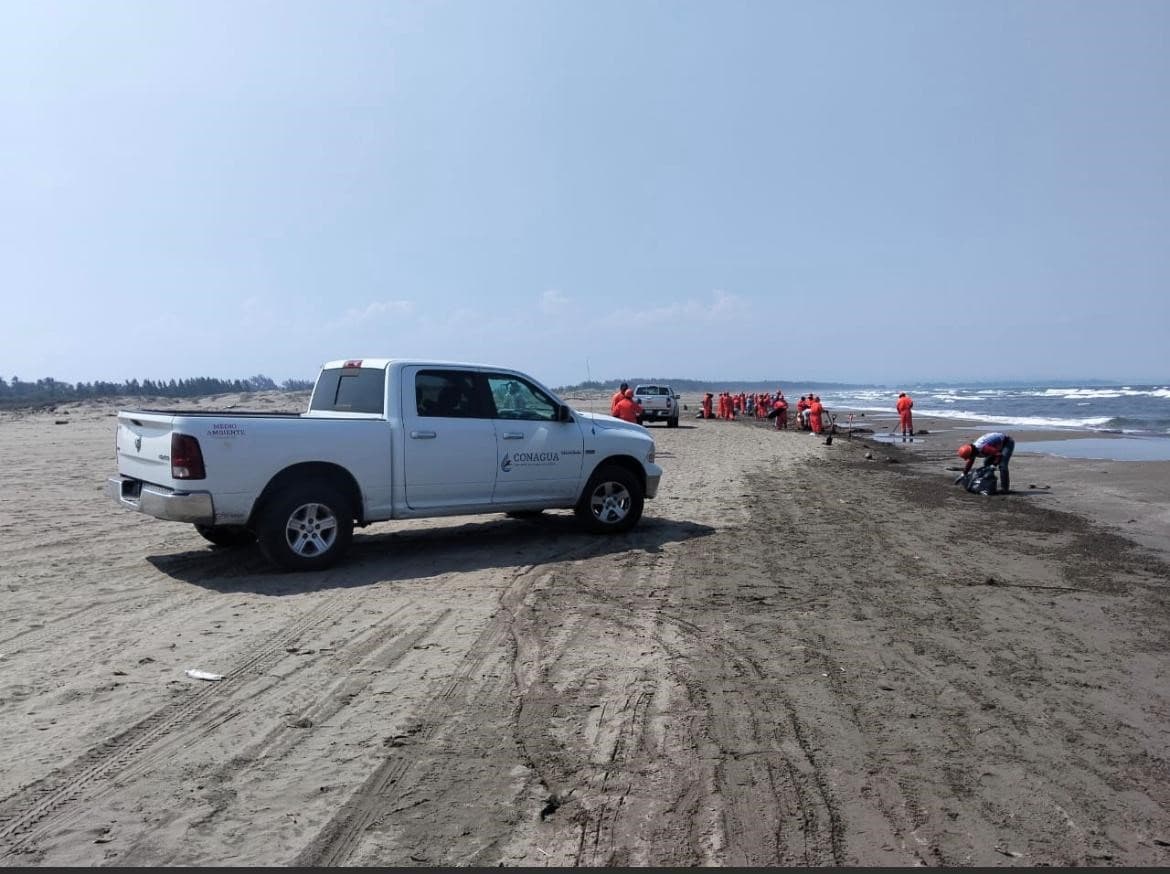 CONAGUA realiza revisión en playas del sur de Veracruz tras derrame