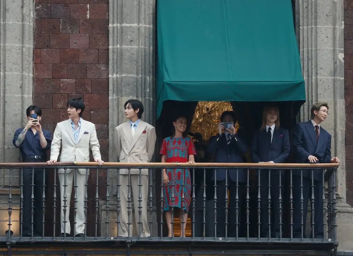 ¡Zócalo Estalla de Amor por BTS!