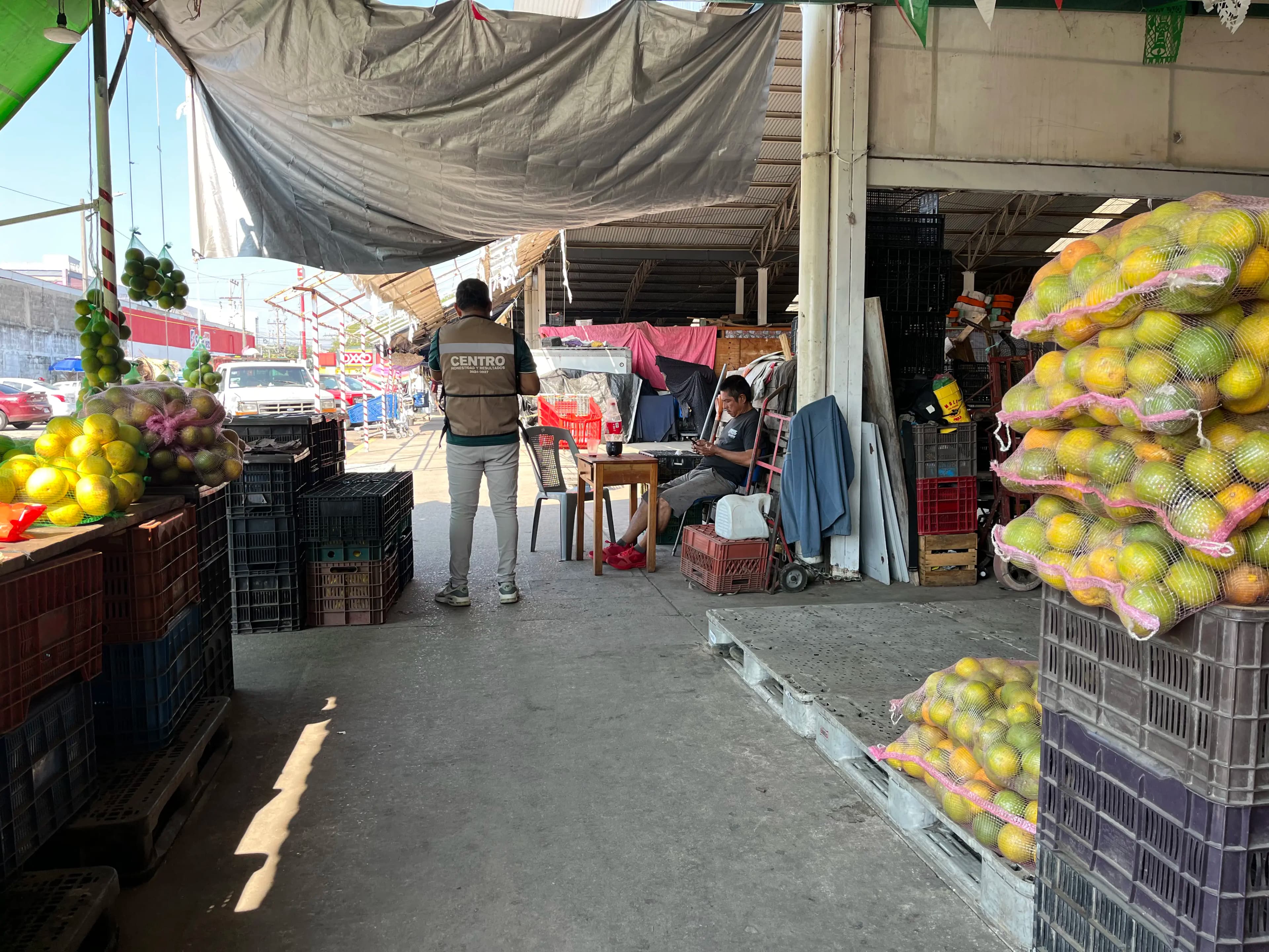 Acusa indígena discriminación en asignación de espacio en mercado de Casablanca