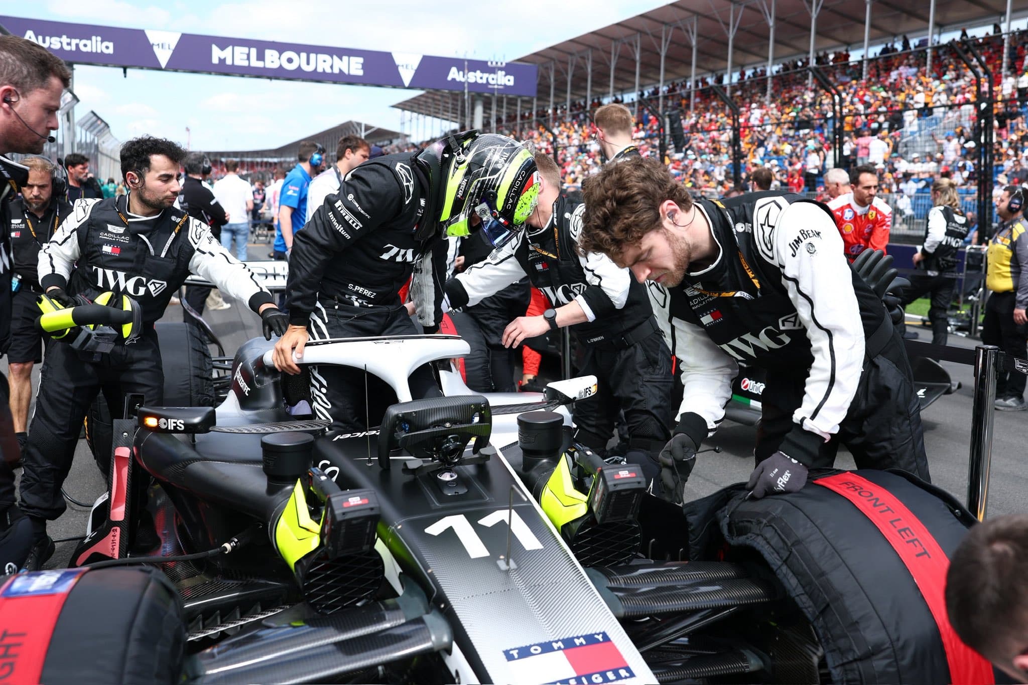 Completa Checo primera carrera para Cadillac